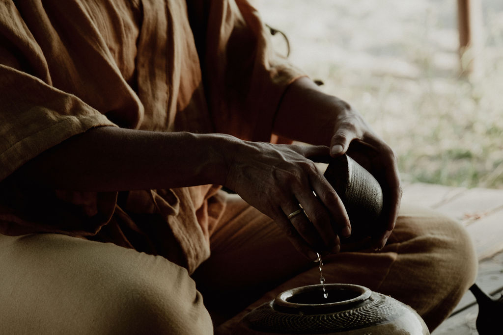 hands pouring tea